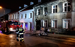 Dwie osoby zostały ranne w pożarze jednego z mieszkań w kamienicy przy ulicy Warszawskiej w Olsztynie